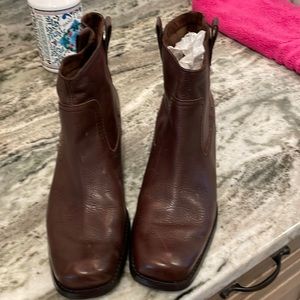 Super cute bootie chocolate brown can wear year round